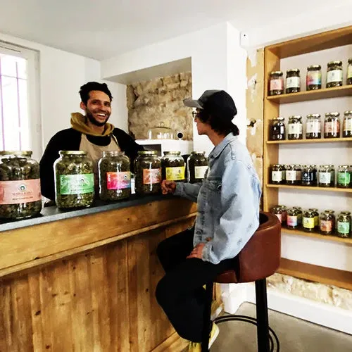Producteur de chanvre en champ